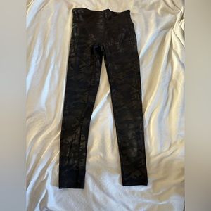 Spanx Faux Leather Camo Legging in Matte Black Camo, Size MP